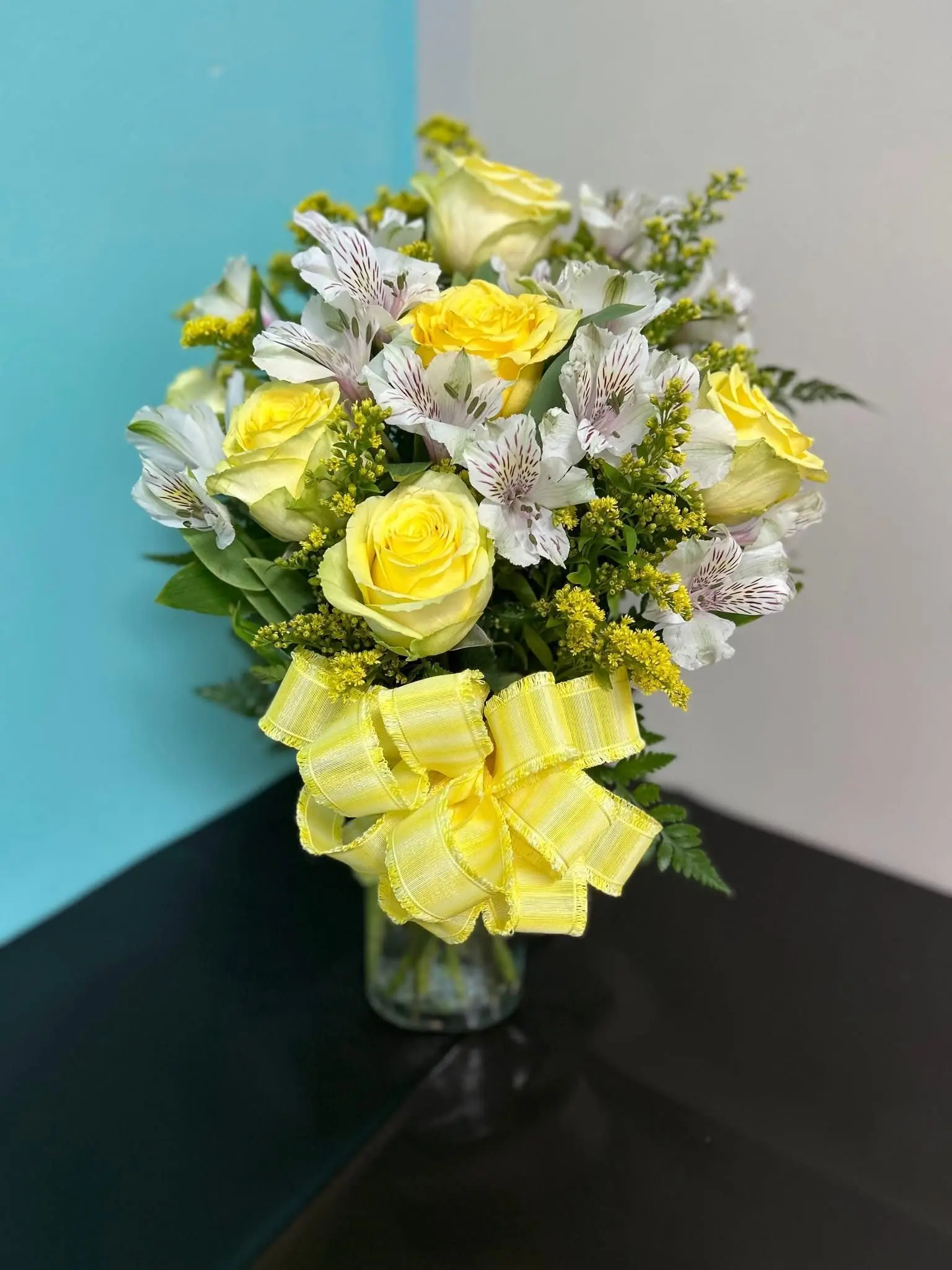 Half dozen roses with astrometria Half dozen roses with astrometria