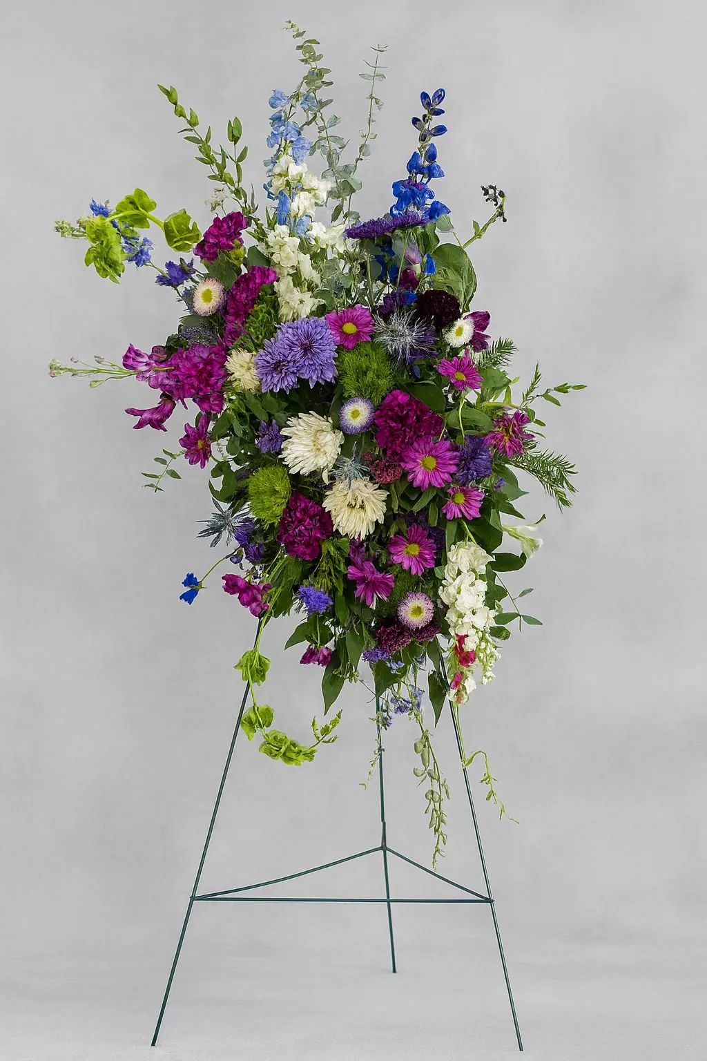 Blue purple and white easel spray