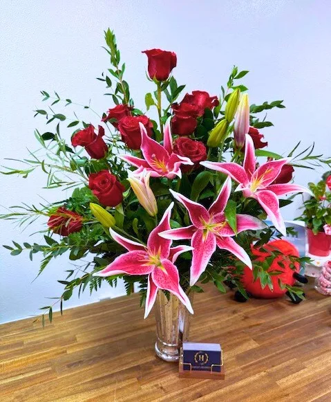 Hollywood Dozen Rose Arrangement Hollywood Dozen Rose Arrangement
