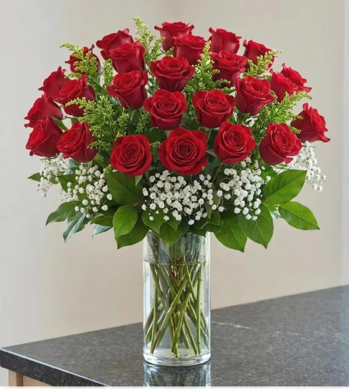 Classic dozen roses Anniversary/love & romance Classic dozen roses Anniversary/love & romance