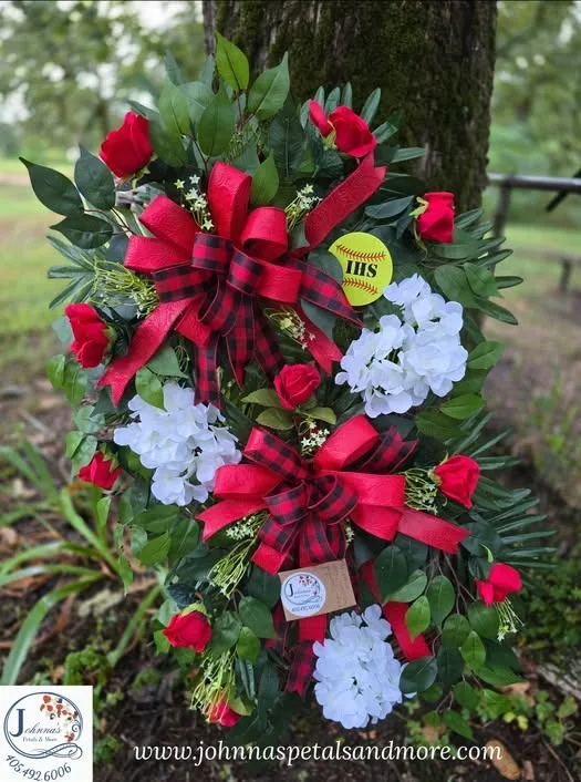 Double grapevine wreath in red and whites Double grapevine wreath in red and whites